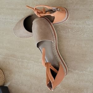 Closed toe espadrilles in tan and orange suede leather.